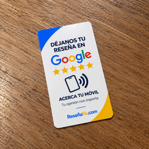 Tarjeta NFC para reseñas de Google apoyada en una mesa de madera