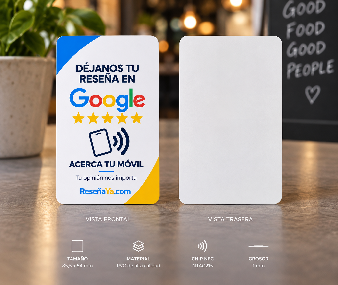 Tarjeta NFC para reseñas de Google de pie en un mostrador, con la cara frontal impresa y la trasera en blanco