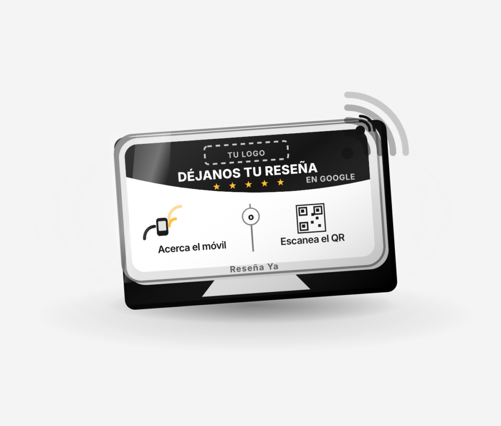 Tarjeta de mesa Reseña Ya apoyada sobre el mostrador, fotografiada en ligero ángulo.