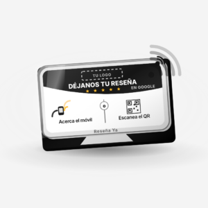 Tarjeta de mesa Reseña Ya apoyada sobre el mostrador, fotografiada en ligero ángulo.