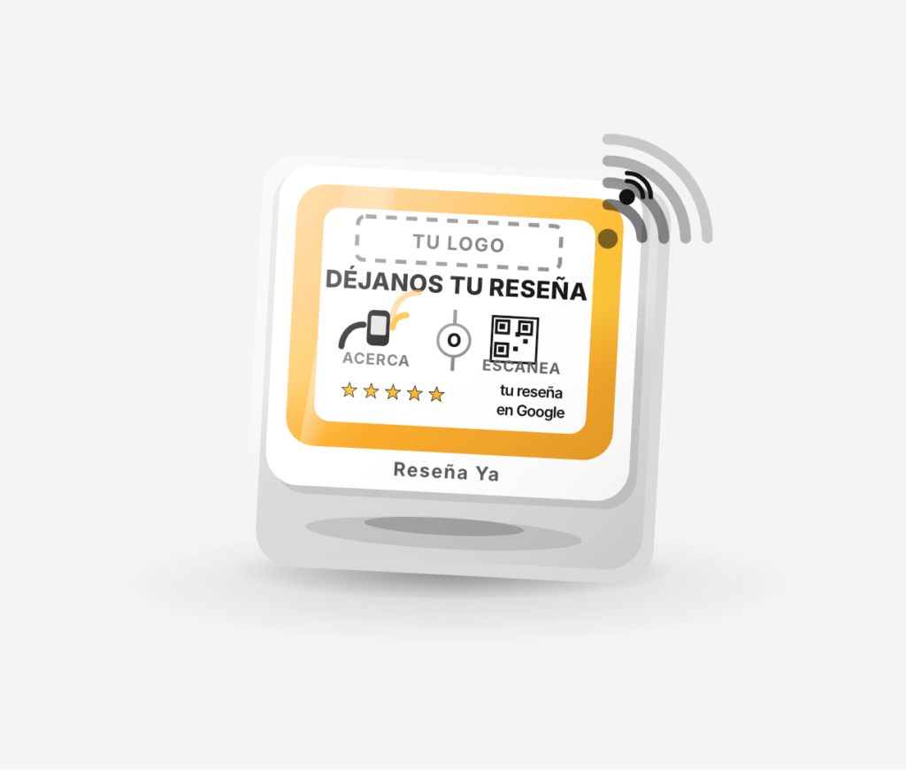Placa adhesiva cuadrada Reseña Ya sobre la mesa, fotografiada en ligero ángulo.